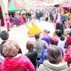 Músicos, juglares y bailarinas llenaron ayer de espectáculos el centro histórico de Arbeca.