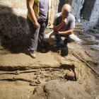 Uno de los tres esqueletos que se han encontrado en un antiguo horno de Guissona.