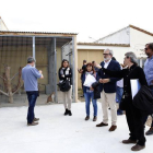Un momento de la visita a las obras del centro de acogida de animales de compañía de Lleida.