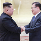 Kim Jong-Un saluda al jefe de Seguridad Nacional de Seúl.