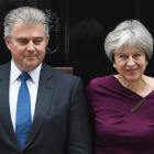 Theresa May posa junto al nuevo presidente conservador, Brandon Lewis.