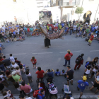 Decenas de personas se dieron cita ayer en la plaza Major de Artesa para ver bailar a las figuras del bestiario.