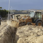Operarios trabajando en una de las fincas del tramo de Balaguer donde se instala el regadío. 