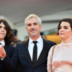 El director mexicano Alfonso Cuarón a su llegada a la entrega de premios junto a sus hijos. 