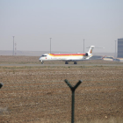 Maniobras de despegue y aterrizaje de un avión de Air Nostrum ayer en la pista de Alguaire.