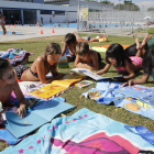 Algunos de los niños que ayer disfrutaron de la bibliopiscina de las piscinas municipales de Pardinyes, en Lleida.