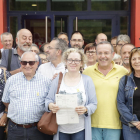 Unas ochenta  personas han acompañado a Burrell en la comisaría de los Mossos d'Esquadra de Lleida en el momento de poner la denuncia.