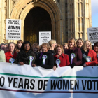 Dones amb pancartes que commemoren els 100 anys del sufragi femení al Regne Unit, ahir.