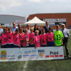 El equipo ganador del torneo, el Gimnàstic de Manresa, posa con el trofeo.