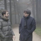 Puigdemont i Ustrell conversen passejant per un bosc.