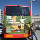 Carles Gibert, alcalde de La Granadella, ante el bus con el cartel promocional de festival. 