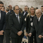 El president del Govern, Pedro Sánchez, i el president de la Generalitat, Quim Torra, al costat del marit i la filla de la soprano.