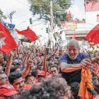 Lula, aclamado por sus seguidores poco antes de entregarse a las autoridades brasileñas, ayer. 