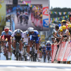Fernando Gaviria mira hacia atrás en el esprint de la primera etapa del Tour de Francia.