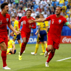 Harry Maguire celebra amb Harry Kane el primer gol de la selecció anglesa davant Suècia.
