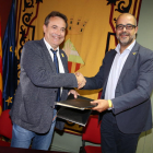 L’alcalde Josep Ibarz i el conseller, ahir durant la firma de l’acord.