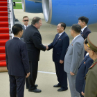 Pompeo (esquerra) dóna la mà al cap del departament de Treball, Kim Yong-chol.
