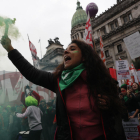 Una de las manifestantes ayer en el exterior del Senado en Buenos Aires.