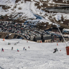 El complejo de Boí Taüll ha congregado a más de 4.000 esquiadores cada día. En la imagen una vista del parquing de la estación de la Alta Ribagorça lleno. 