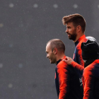 Iniesta, Piqué i Jordi Alba ahir durant l’entrenament de la plantilla barcelonista.