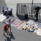Imagen de archivo de varios vendedores ambulantes en el barrio de la Barceloneta.