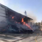 Imagen del incendio que quemó parte del almacén en Montgai.