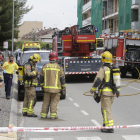 Desplegament ahir dels serveis d’emergències en un incendi a l’avinguda Lleida de Torrefarrera.