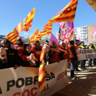 Un momento de la movilización sindical ante las puertas de la Llotja de Lleida.