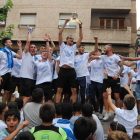 El equipo sénior del Mollerussa, celebrando su ascenso a Primera Catalana.