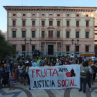 Manifestación por los derechos de los temporeros, ayer, en Lleida.