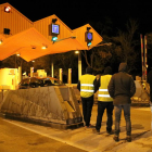 Miembros del CDR con chalecos reflectantes instaban a los conductores a pasar sin pagar en el peaje de Les Borges Blanques.