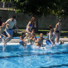 Un grupo de niños y niñas saltando ayer en el acto central del Mulla’t en Lleida que se celebró en El Palau d’Anglesola.