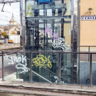 El entorno de la estación lleno de grafitis y pintadas