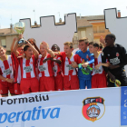 Los jugadores del Girona celebran con el trofeo su triunfo en el torneo de Artesa de Segre.