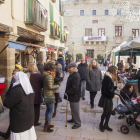 Desenes de veïns van recórrer ahir el Mercat de Nadal de Cervera, situat a la plaça Major.