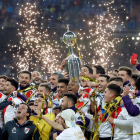 Jugadors i tècnics del River Plate celebren aixecant la Copa la conquesta del títol que els acredita com a campions de Sud-amèrica.