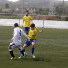 Un jugador del Borges intenta robar el balón a uno del Vilaseca en el centro del campo.