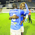 Mousa i Alpha s’abracen després del partit de diumenge passat.