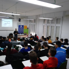 Toni Pagan, árbitro leridano de LEB, impartiendo ayer la charla a los alumnos del Episcopal.