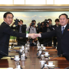 El ministro surcoreano, Myoung-gyon, (i) da la mano al delegado del norte, Ri Son-gwon (d)