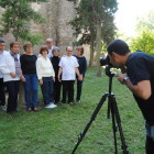 Albert Font, fotografiando a usuarios de Acudam y mujeres de Ivars d’Urgell.