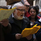 Josep Maria Miró, participando como ‘cantaire’ en la plaza Paeria.
