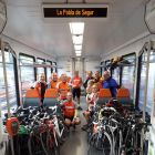Ciclistas del club Terra Ferma de Lleida, en mayo en el tren.
