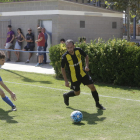 Un jugador del Artesa de Lleida intenta robar la pelota a otro del Pardinyes.