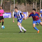 Un futbolista del Organyà controla el balón ante la presión de un rival, en una acción del partido de ayer. 