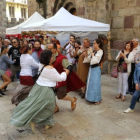 Los bailes tradicionales llenaron ayer el centro de La Seu d’Urgell. 