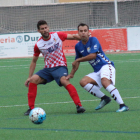 Rubén Egea lluita per una pilota davant d’un rival de la Rapitenca, en una acció del partit d’ahir.