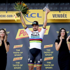 L’eslovac Peter Sagan, amb el mallot de campió del món en ruta, va aconseguir ahir el liderat del Tour de França.