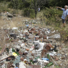 Toneladas de todo tipo de residuos se acumulan en un vertedero ilegal cerca de la urbanización.