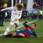 Luka Modric, en una acción del partido con Chimy Ávila, ayer en El Alcoraz.